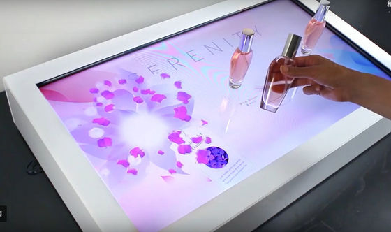 Inteligentny interaktywny ekran pokazowy reklamy odzieży i obuwia
